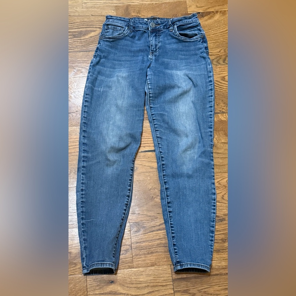 Kut From The Kloth. Distressed Skinny Jeans. 27” Medium Wash. size 2.